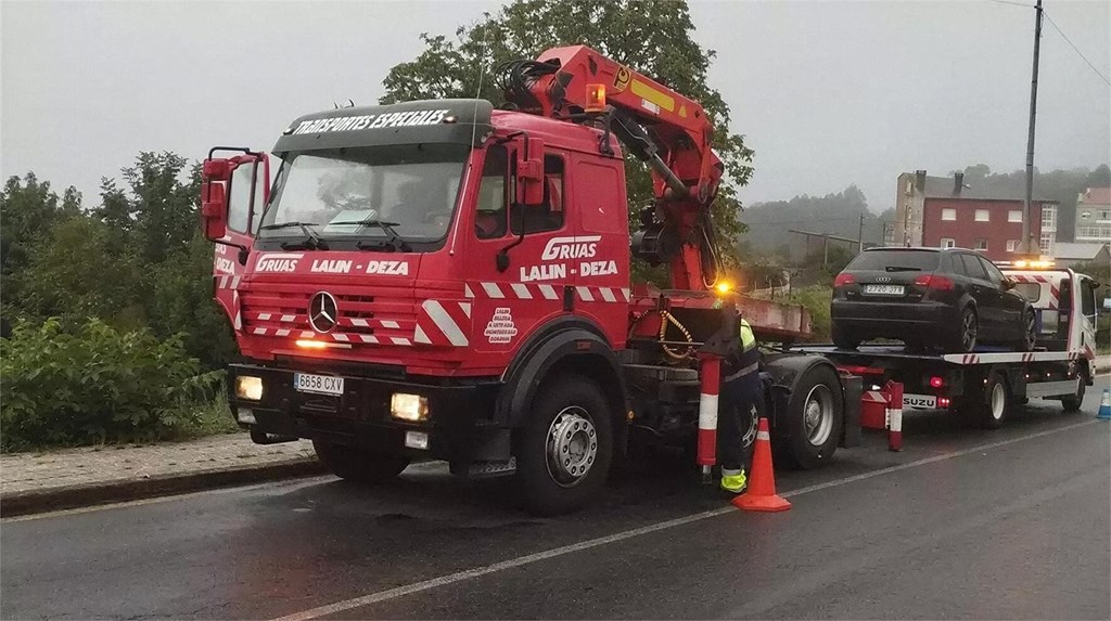Asistimos un coche aparcado que acaba fuera de la calzada