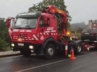 Asistimos un coche aparcado que acaba fuera de la calzada
