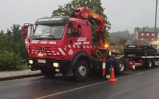 Asistimos un coche aparcado que acaba fuera de la vía