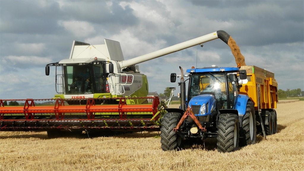 ¿Cómo puedo transportar mi maquinaria agrícola de manera segura?