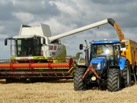 ¿Cómo puedo transportar mi maquinaria agrícola de manera segura?