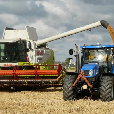 ¿Cómo puedo transportar mi maquinaria agrícola de manera segura?