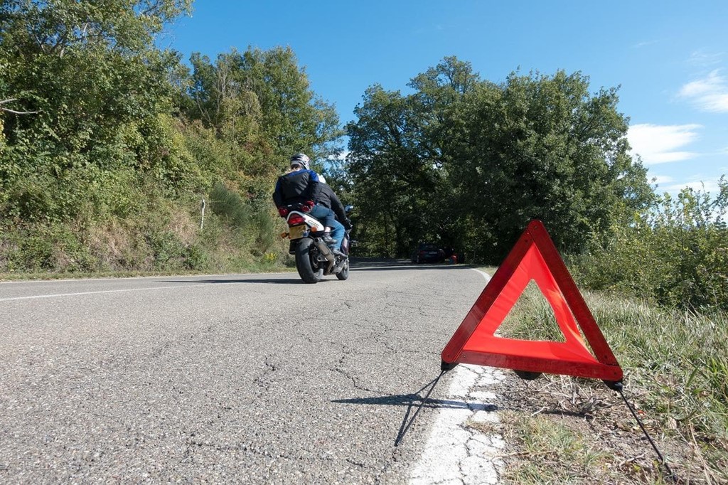 ¿Cómo señalar adecuadamente un coche averiado en la carretera?