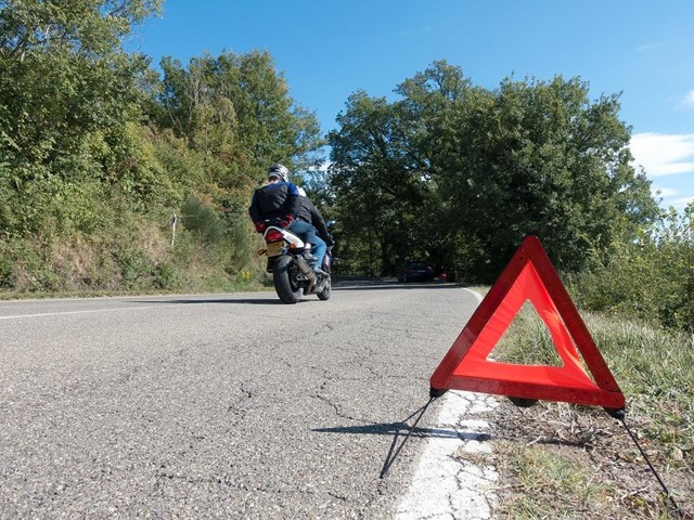 ¿Cómo señalar adecuadamente un coche averiado en la carretera?