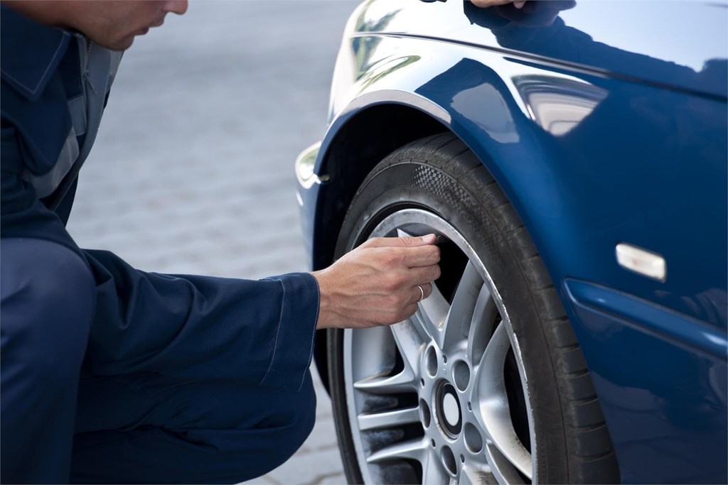 ¿Cuáles son los riesgos de conducir con neumáticos desgastados o en mal estado?