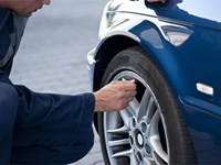 ¿Cuáles son los riesgos de conducir con neumáticos desgastados o en mal estado?