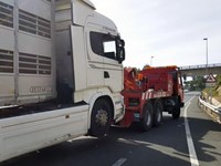 ¿Qué empresas se dedican a retirar cargas tras el accidente de un camión?