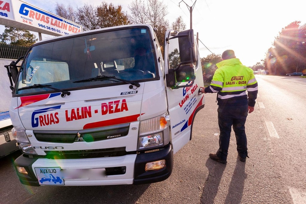 ¿Qué hacer si su vehículo industrial queda atascado fuera de la vía?