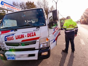 ¿Qué hacer si su vehículo industrial queda atascado fuera de la vía?
