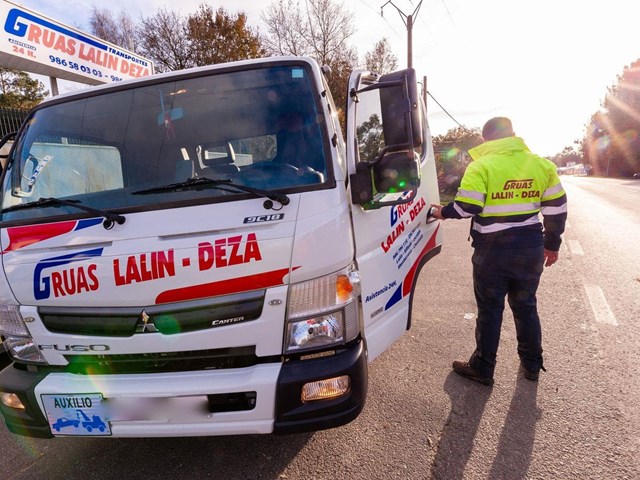 ¿Qué hacer si su vehículo industrial queda atascado fuera de la vía?