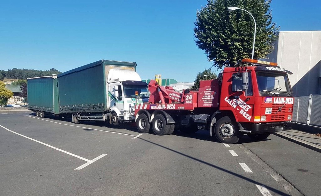 ¿Qué tipo de grúas transportan a los camiones averiados?