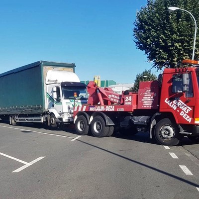 ¿Qué tipo de grúas transportan a los camiones averiados?